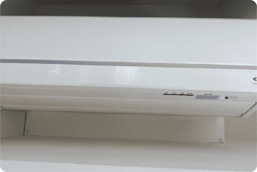 壁の開口部に埋め込まれた室内機のクローズアップ。