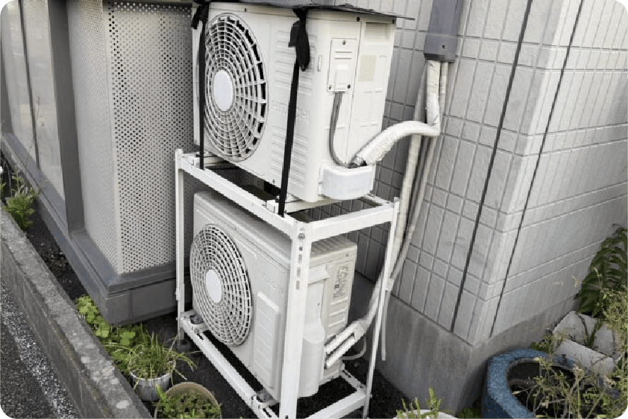 二段架台に設置された室外機を斜めから見た例。
